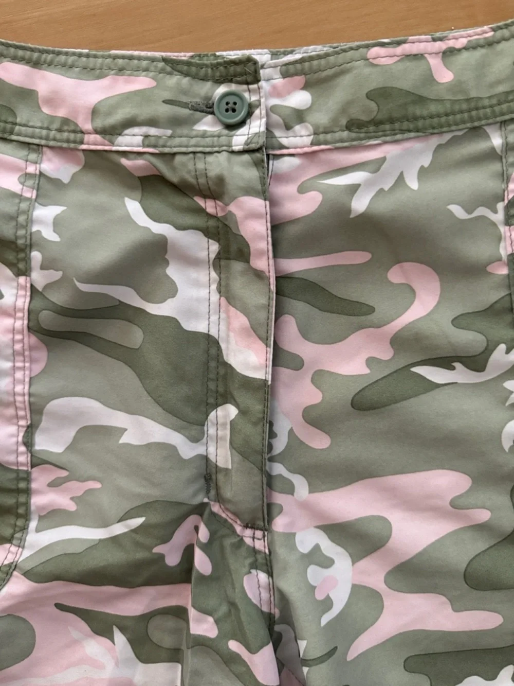 GUY HARVEY WOMEN’S SIZE 10 GREEN PINK CAMO FISHING CAMPING SHORTS BREATHABLE EUC